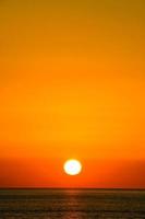 coucher de soleil orange et eau photo