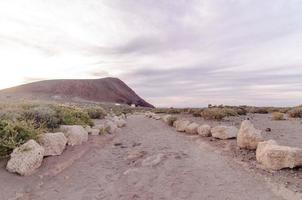 sentier vide sur la plage photo