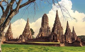 ruines et antiquités de thaïlande au parc historique d'ayutthaya touristes du monde entier décomposition de bouddha photo