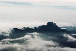 brume matinale avec montagne, mer de mis photo