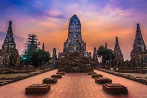 ruines et antiquités de thaïlande au parc historique d'ayutthaya touristes du monde entier décomposition de bouddha photo