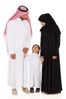 jeune famille islamique sur blanc photo
