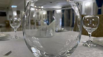 vue de la chambre à travers un verre en verre sur la table photo
