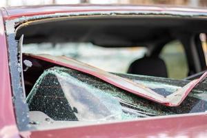une voiture après un accident avec une lunette arrière cassée. vitre brisée dans un véhicule. l'épave de l'intérieur d'une voiture moderne après un accident, une vue rapprochée détaillée de la voiture endommagée. photo