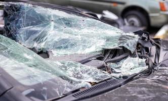 gros plan d'une voiture avec un pare-brise cassé après un accident mortel. conséquence d'un accident de voiture mortel. danger automobile. conduite dangereuse imprudente. véhicule après un accident avec un piéton. photo