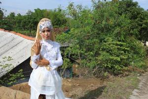 focus sélectif des femmes qui portent une robe de mariée typique de java, indonésie photo