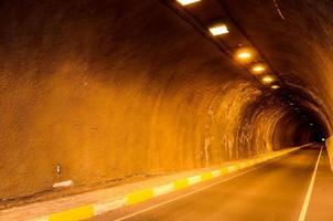 tunnel sombre souterrain