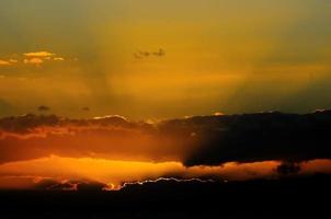 soleil à travers les nuages photo