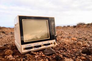 télévision grise cassée abandonnée photo