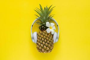 ananas portant un casque sans fil photo