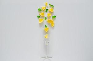 boisson de limonade créative qui a des feuilles de citron et de menthe en tranches avec du verre. photo