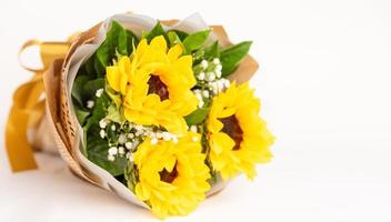 élégance de luxe beau bouquet composé de tournesols jaune vif frais et de feuilles vertes. photo