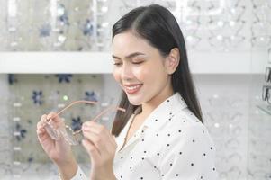 jeune cliente choisissant des lunettes dans un centre optique, concept de soins oculaires. photo