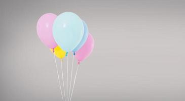 ballons d'hélium de vacances isolés sur fond gris, concept d'anniversaire, espace de copie photo
