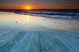 plage au coucher du soleil photo