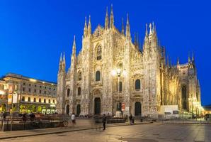 Vue de nuit de la cathédrale de Milan (duomo di milano) à Milan