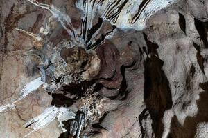 stalactites à la grotte de khao bin à ratchaburi, en thaïlande. photo