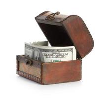 billets d'un dollar dans le vieux coffre au trésor en bois photo
