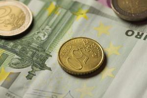 pièces en euros et billets en argent. photo