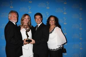 los angeles, 17 juin - équipe de mixage sonore jeune et agitée, w maria bell arrive aux 2012 daytime creative emmy awards à l'hôtel westin bonaventure le 17 juin 2012 à los angeles, ca photo