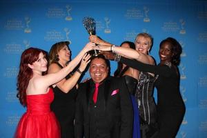 los angeles, 17 juin - le personnel des cheveux agités de young n arrive aux prix emmy créatifs de jour 2012 à l'hôtel westin bonaventure le 17 juin 2012 à los angeles, ca photo