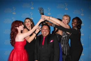 los angeles, 17 juin - le personnel des cheveux agités de young n arrive aux prix emmy créatifs de jour 2012 à l'hôtel westin bonaventure le 17 juin 2012 à los angeles, ca photo