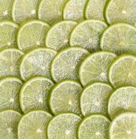 tranches de citron vert frais sur fond blanc photo