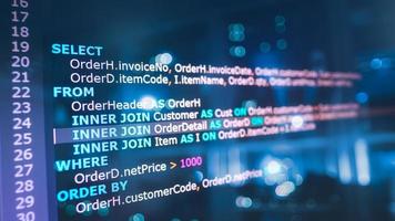 SQL ou code de langage de requête structuré sur écran d'ordinateur et arrière-plan de la salle des serveurs. exemple de code sql pour interroger les données d'une base de données. photo