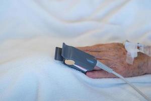 oxymètre d'oxygène sanguin et fréquence cardiaque du bout des doigts d'un patient âgé photo