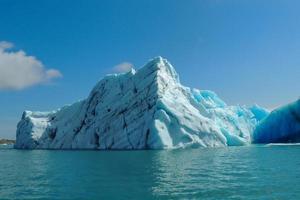 iceberg bleu clair brillant flottant dans l'eau froide bleue du lac jokulsarlon en islande 21 photo