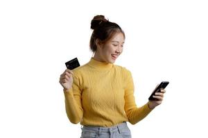 portrait d'une belle femme asiatique gesticulant sur fond isolé, concept de portrait utilisé pour la publicité et la signalisation, isolé sur fond blanc, espace de copie. photo