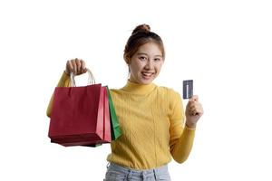 portrait d'une belle femme asiatique gesticulant sur fond isolé, concept de portrait utilisé pour la publicité et la signalisation, isolé sur fond blanc, espace de copie. photo