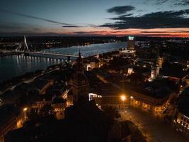 ville panoramique aérienne de riga la nuit. belle vieille ville de nuit avec des lumières de la ville. photo