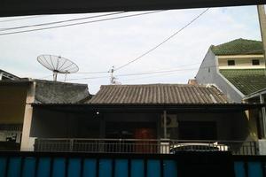 une photo de la maison avec un carrelage gris et une grande antenne parabolique dessus