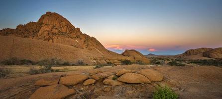 rochers de granit et kopje après le coucher du soleil photo