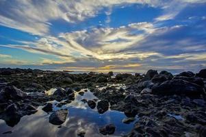 coucher de soleil tropical sur les rochers photo