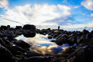 coucher de soleil tropical sur les rochers photo