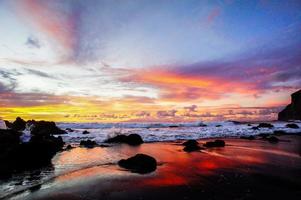 coucher de soleil sur la plage colorée photo