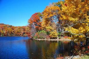 montagne d'automne avec lac photo