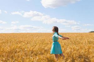 femme dans le champ de blé