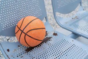 basket-ball sur chaise de fer. photo