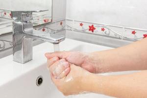 les deux mains se lavent les mains dans le lavabo. concept d'hygiène. photo