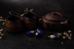 service à thé chinois brun antique sur fond noir photo