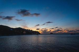 coucher de soleil sur la mer sur l'île photo