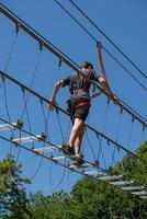 Dossena, Italie, 2022-piétons sur le pont solaire en fer photo