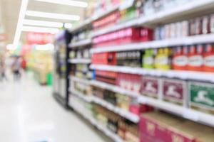 bouteilles de liqueur de vin floues abstraites sur les étagères des boissons alcoolisées dans un supermarché photo