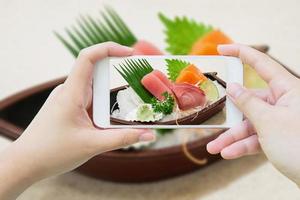 ensemble de sushis sashimi japonais sur une assiette de bateau à sushis photo