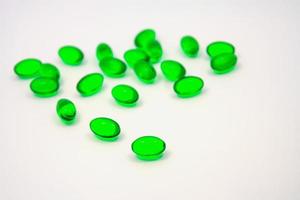 Green pills soft gel capsule isolé sur fond blanc photo