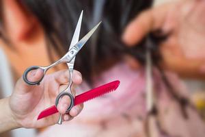 coiffeur coupe les cheveux dans un salon de beauté photo