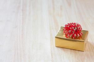 coffret cadeau sur table en bois photo